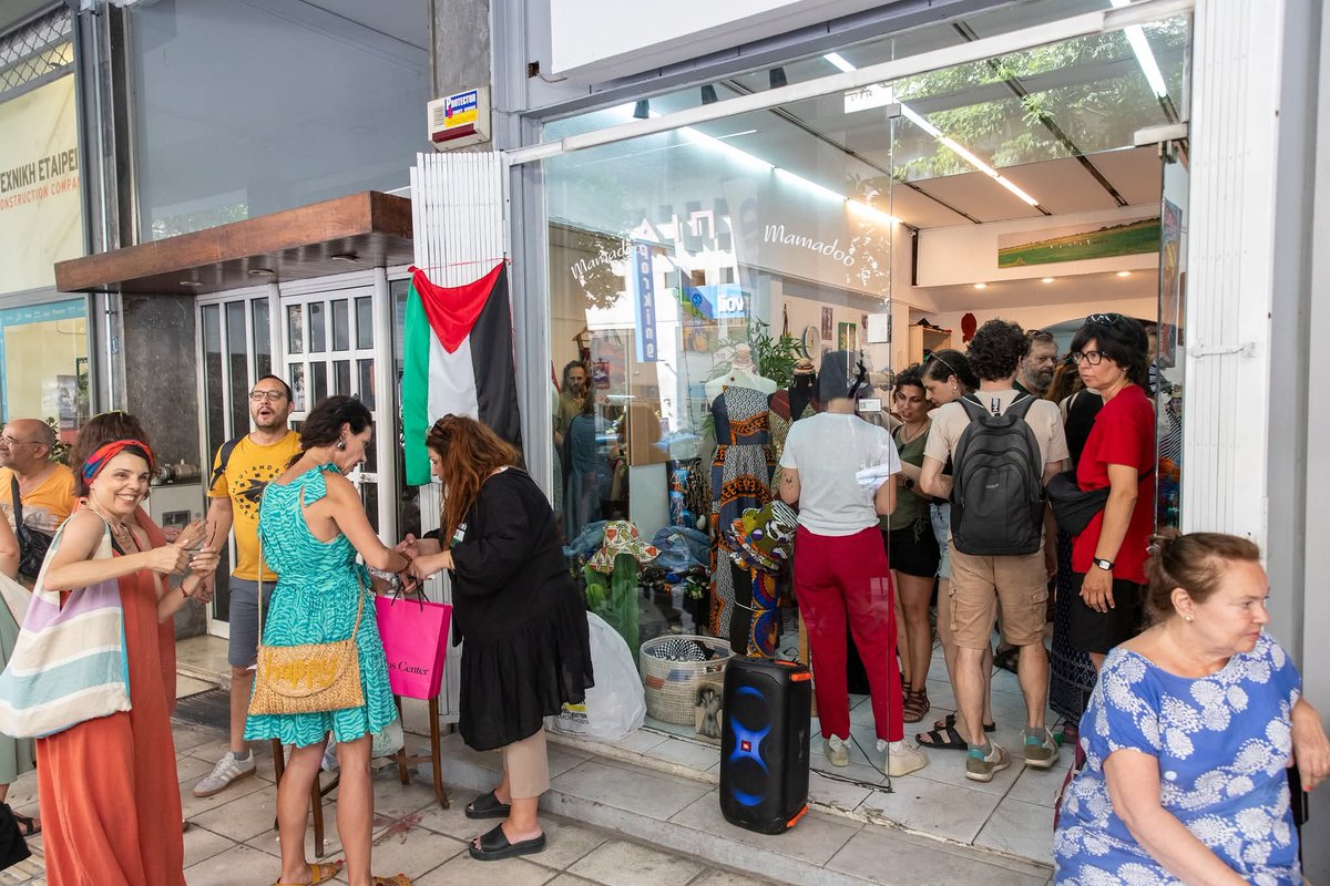 SteliosFot75's tweet image. #Greece is a heavily touristic country and a holiday destination for #Israeli soldiers.
The Exarchia community in #Athens organised and used an old local mill fabric to make #Palestine flags to show the community's support for the Palestinians.
📸 Marios Lolos
#Gaza #Israel