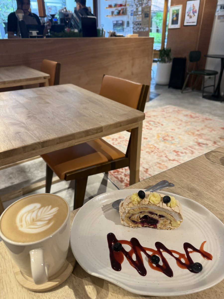 プーケットのチャロンにある大好きなカフェ .island💙ロシア人向けカフェなのでケーキもロシアンケーキやけど何食べても美味しい😋