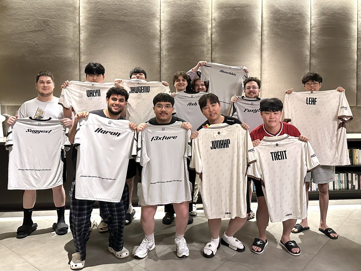 The G Brothers 🤝
Jersey swap between <a href="/geng_gold/">Gen.G Gold</a> and <a href="/G2VALORANT/">G2 VALORANT</a>