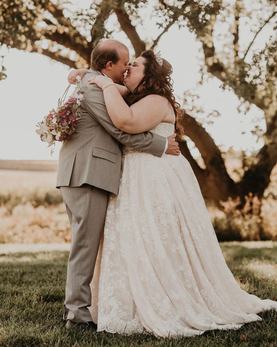 vowforgirls's tweet photo. Hope &amp; Nick made every dance count. “Our wedding dollar dance was the perfect opportunity to elevate the need for VOW for Girls’ work, while also collecting donations to fund their efforts."

📍 Learn more about incorporating giving into your wedding: https://t.co/PeofWJM6EM https://t.co/LtXdKYs92K