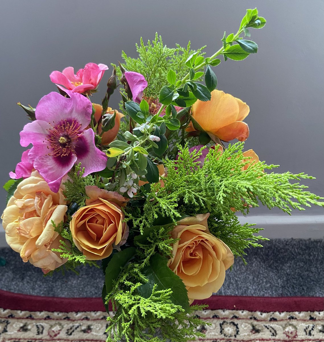 These stunning roses came from my mother’s garden. 😍😍😍 They are beautiful and smell sooo sweet. And of course I have already started to try and draw them. 😂😍😍

#roses #flowers #bouquet