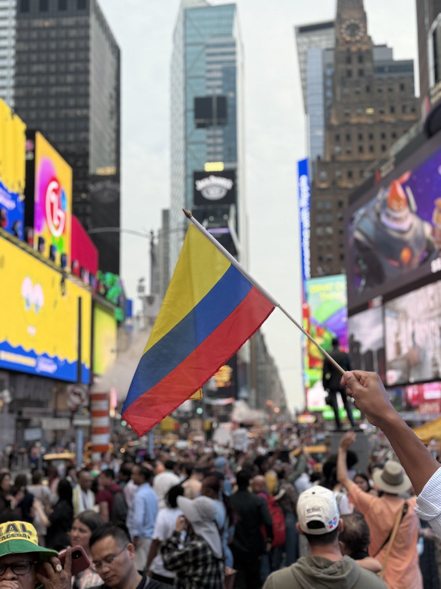 YamilHAranaP's tweet photo. La magia de Bolívar se tomó Time Square 🇱🇹

Bolivarenses y gente de otros lugares de Colombia y el mundo vieron un video que resume nuestra esencia y la belleza de un departamento que está de moda.

Así comenzamos a celebrar los 168 años de Bolívar. Y hoy la seguimos en Córdoba, para cantar el cumpleaños en FestiMaría. 

#LaMagiaEsBolívar
