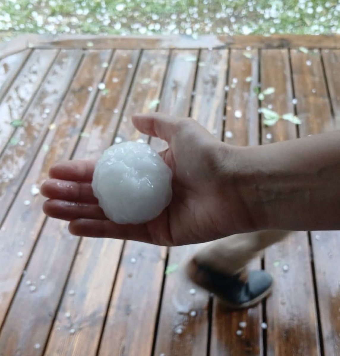 Les orages de grêle hier soir ont touché une partie du vignoble bordelais avec violence… 10 jours à peine après ceux du Beaujolais ( Julienas, St Amour) et du Mâconnais ( Vergisson) avec des dégâts parfois conséquents jusqu’à 80%, mais également ceux de  l’Allier. 
Je réaffirme