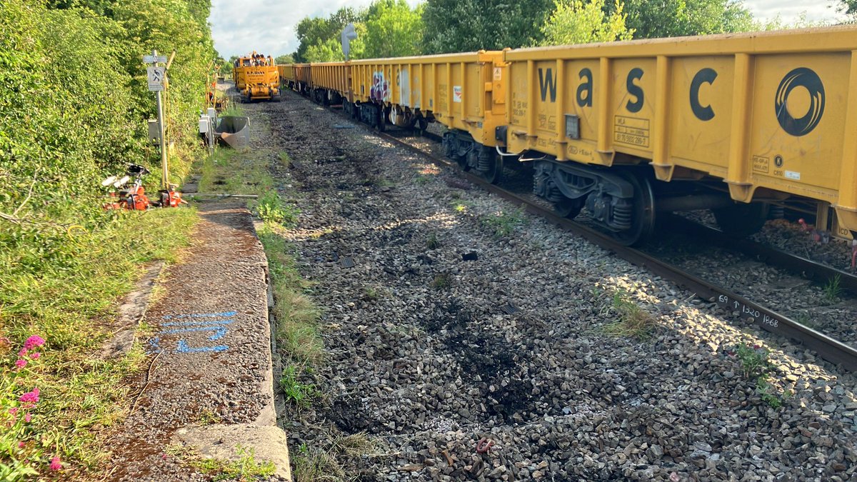 🛤 With the 1st of 2 new lines done in Stoke Gifford, South Glos  we're now installing new track panels to replace  points in Filton. 

ℹ️ On our 2 week upgrade, we're installing 1,480 tonnes of fresh stone. 

👍 It's all for the continued safe &amp; reliable running of the railway.