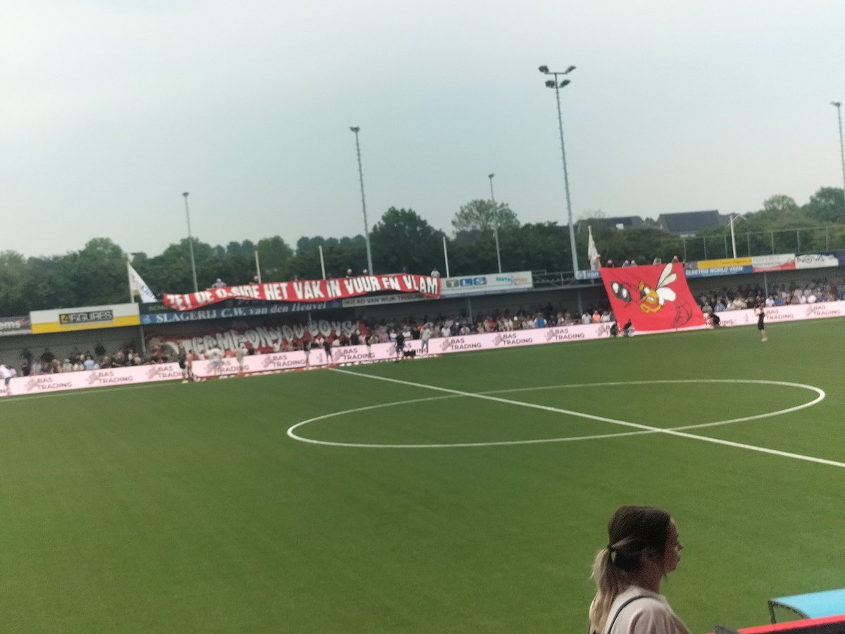 In Werkendam is het 1-0 voor <a href="/KozakkenBoys/">Kozakken Boys</a> tegen <a href="/scvvnoordwijk/">SC vv Noordwijk</a> . Totaalstand: 1-1. 

Noordwijk begon furieus maar de Kozakken kwamen terug in de wedstrijd en na de 1-0 is de 2-0 dichterbij dan de 1-1. 

#tweededivisie