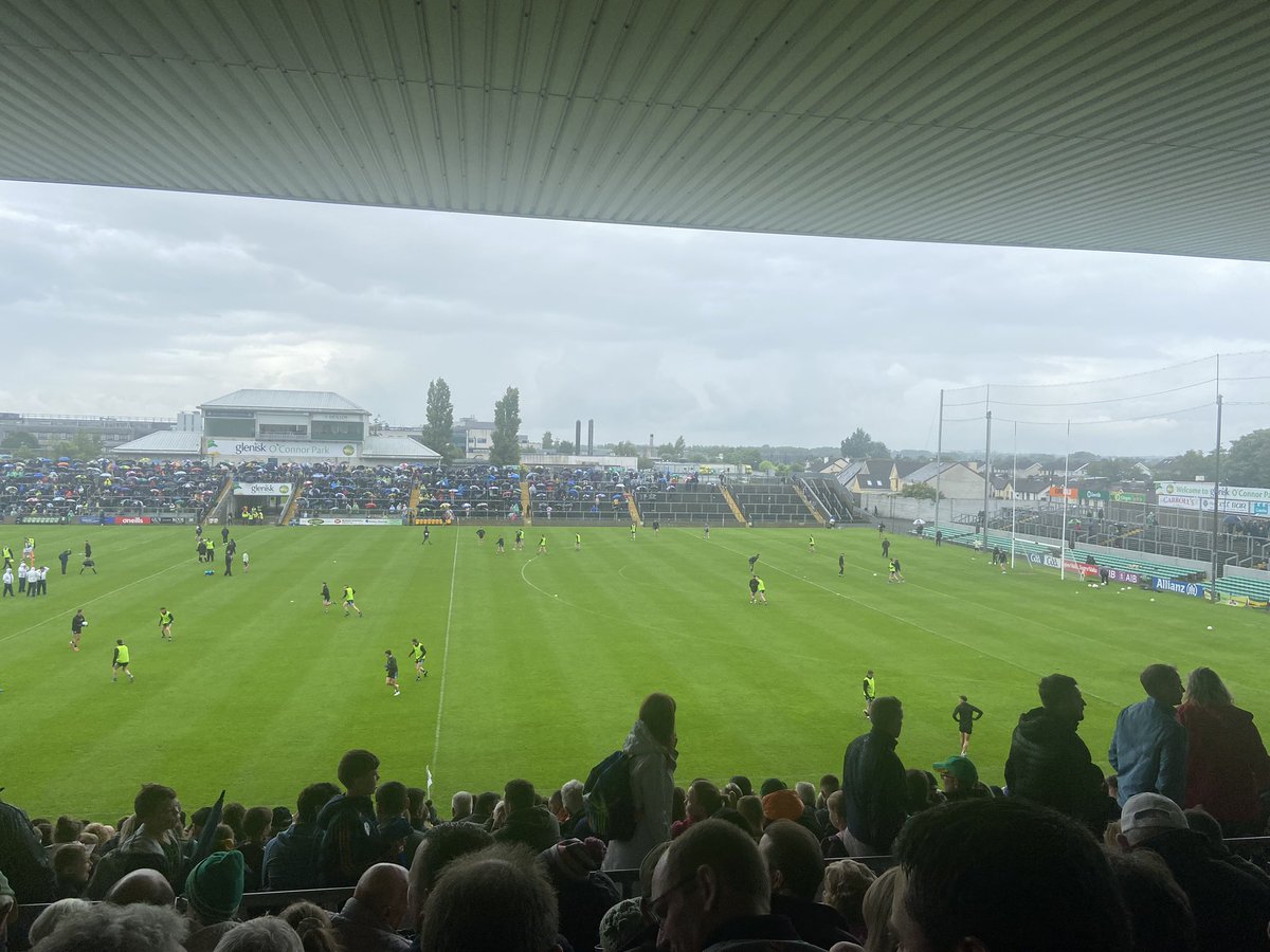 Fairly damp n Tullamore today. Winner takes it all in <a href="/Kerry_Official/">Kerry GAA</a> v <a href="/MeathGAA/">Meath GAA</a> clash . #Ciarraiabu