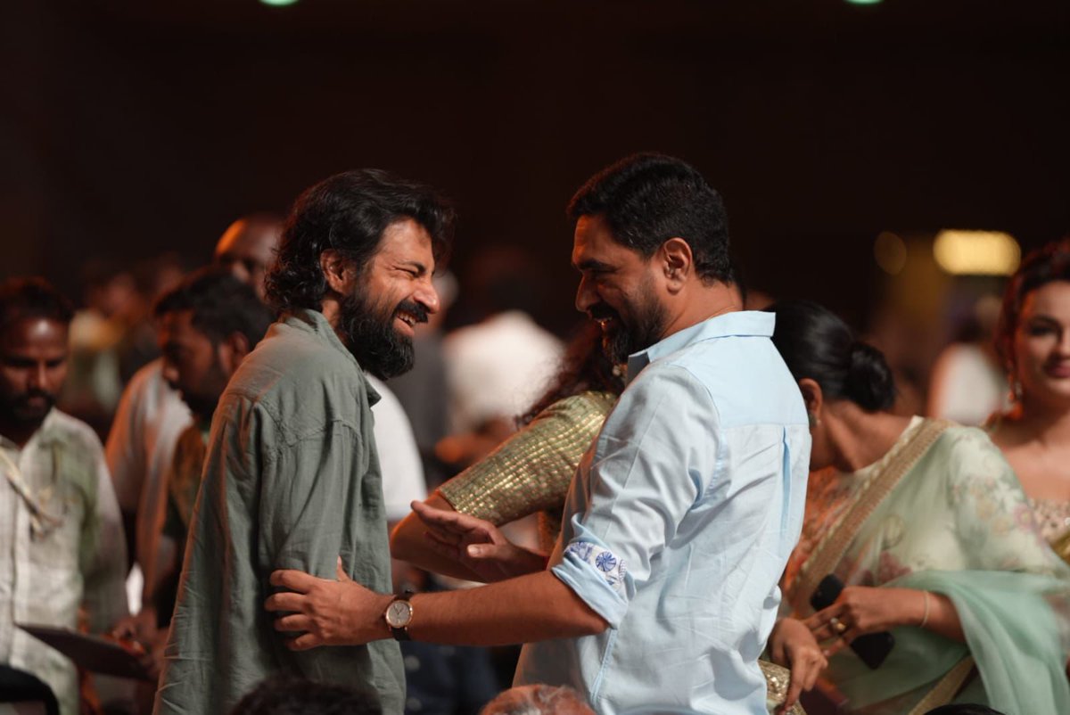 FilicomarqHouse's tweet photo. Directors #NagAshwin and #KrishJagarlamudi in a candid catch-up at #TelanganaGaddarFilmAwards!

#Watch Live Now ▶️ https://t.co/byAcXdSfWw

#TelanganaGaddarFilmAwards2024 #Tollywood #GaddarAwards2024 #CMRevanthReddy #DilRaju #Filicomarq https://t.co/AK5iNuGekE