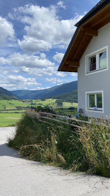 askmg4's tweet photo. فيه قرى ب #النمسا  اجمل من #زيلامسي وكابرون سبق ان سكنت بقرية نمساوية 🇦🇹 قرية Sankt Michael im Lungau (سانكت مارغاريثين ايم لونغاو ) 🌲😍 قريبة من حدود سلوفينيا 🇸🇮 وقريبة من هلشتات يافيها كمية جمال 🌿🍀 اخذت شقة الدور الارضي كله على اطلالة 😍 على القرية الشقة سعرها لو بزيلامسي او كابرون بيكون 🔥 هالقرية تقدر منها تزور #هلشتات وبحيرة بليد سلوفينيا 🇸🇮 وحتى زيلامسي ساعة ⏰ ونص تبعد عنها هذا رابط الشقة تقييمها عالى 9.7 الرابط بالاسفل 
 https://t.co/7oT4VjU7zO