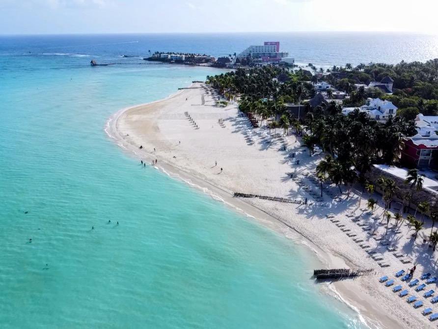 Así lucen hoy sábado las playas de Isla Mujeres🏝️, limpias, ordenadas y libres de sargazo, gracias al esfuerzo diario del equipo Zofemat Isla Mujeres.

¡Están listas para ser disfrutadas por las familias isleñas y turistas que nos visitan! 🙌🏻

#SigamosTransformando🩷 #4TENEA