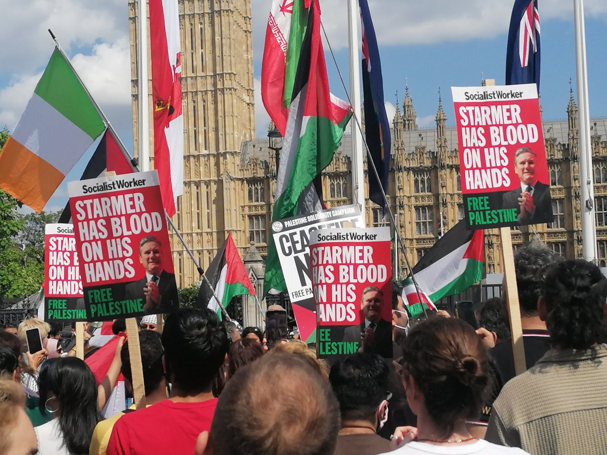HackneySwp's tweet photo. Today.
Parliament Green.
We say #handsoffiran. 
We say #NotoWorldWarThree. 
#IsraelIsATerrorState
#FromtheRivertotheSeaPalestineWillbeFree 
We stand with #Palestine. 
We stand with #Gaza. 
#LongLivetheIntifada https://t.co/3yWhRh1JW2