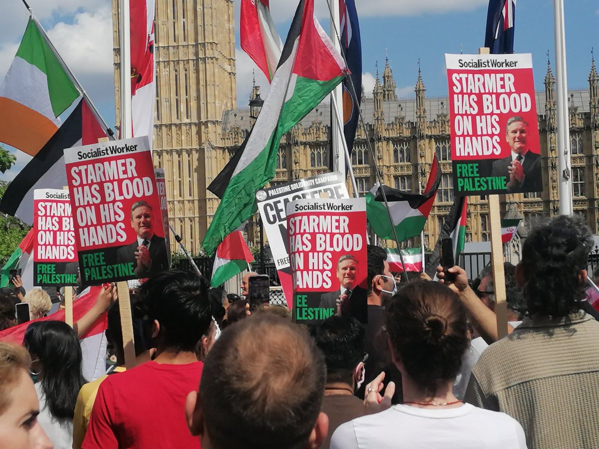 HackneySwp's tweet photo. Today.
Parliament Green.
We say #handsoffiran. 
We say #NotoWorldWarThree. 
#IsraelIsATerrorState
#FromtheRivertotheSeaPalestineWillbeFree 
We stand with #Palestine. 
We stand with #Gaza. 
#LongLivetheIntifada https://t.co/3yWhRh1JW2