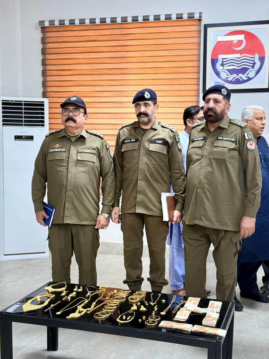 ABHKhokhar's tweet photo. 👏 #قابلِ تحسین ہیں #CPO محمد صادق، #SHO علی اور #انسپکٹر نبیل، جنہوں نے دن رات محنت سے چوری کیس کو حل کیا۔

 🚨 25 ملین روپے کی کامیاب ریکوری، انصاف کی جیت!

💙 پنجاب پولیس کا کردار ناقابلِ فراموش 🇵🇰

#RespectForPolice #PunjabPolice #MultanPride
@OfficialDPRPP
@IGP_Punjab https://t.co/DoBpZLjIhW