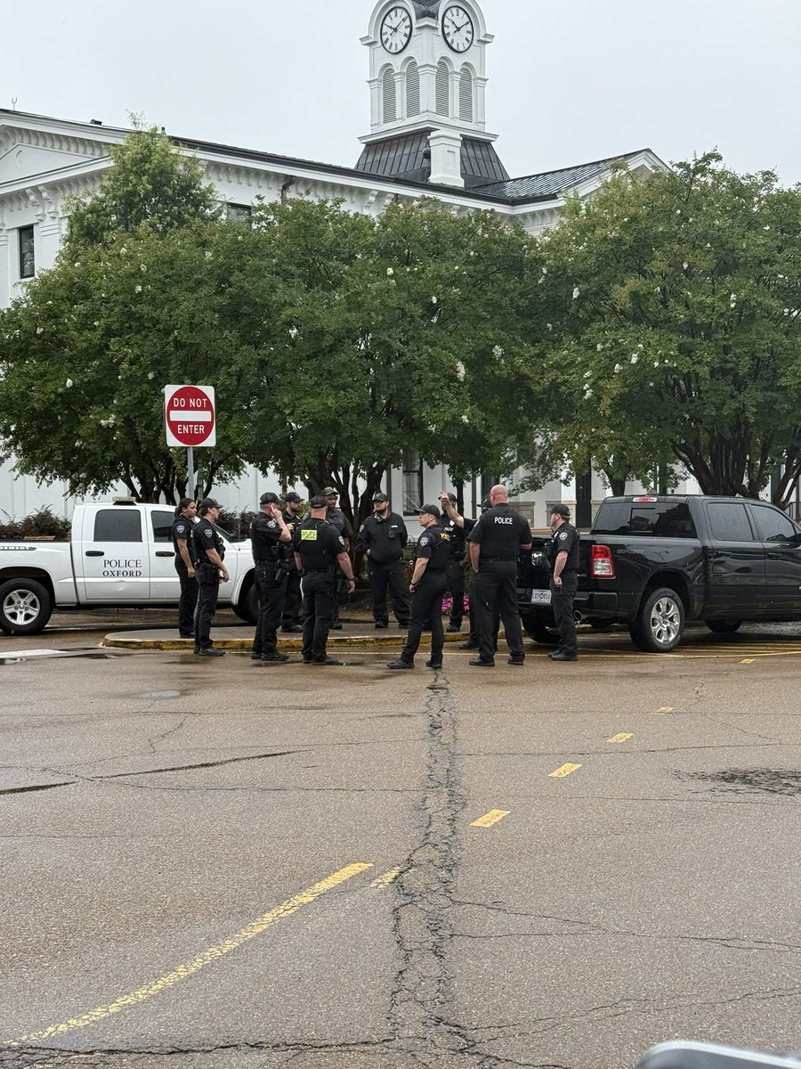 Richard Cross (@richardcrossstm) on Twitter photo Thankful for this <a href="/OxfordPolice/">Oxford Police Dept</a> crew today and everyday. Stay safe, friends, and thank you for your service. Thankful for this <a href="/OxfordPolice/">Oxford Police Dept</a> crew today and everyday. Stay safe, friends, and thank you for your service.