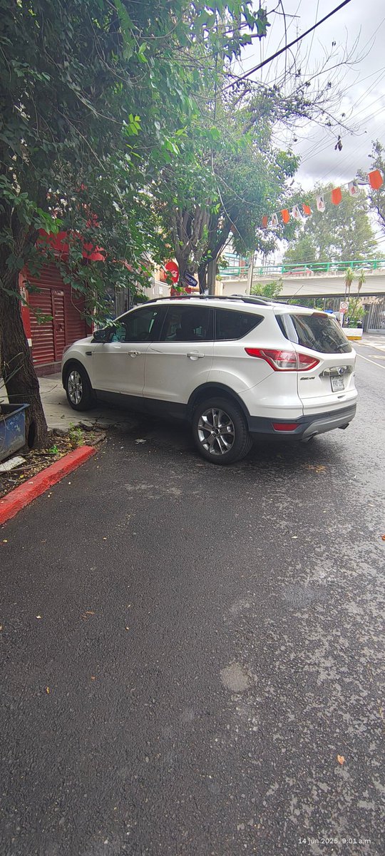 Hola <a href="/UCS_GCDMX/">Unidad de Contacto del Secretario SSC CDMX</a> pueden apoyarnos con este vehículo mal estacionado, ocupando más de un carril y sobre la banqueta.
Lleva ahí casi dos días. En calle Antillas, entre Municipio Libre y Presidentes <a href="/AlcaldiaBenito/">Kevin alexis</a>
