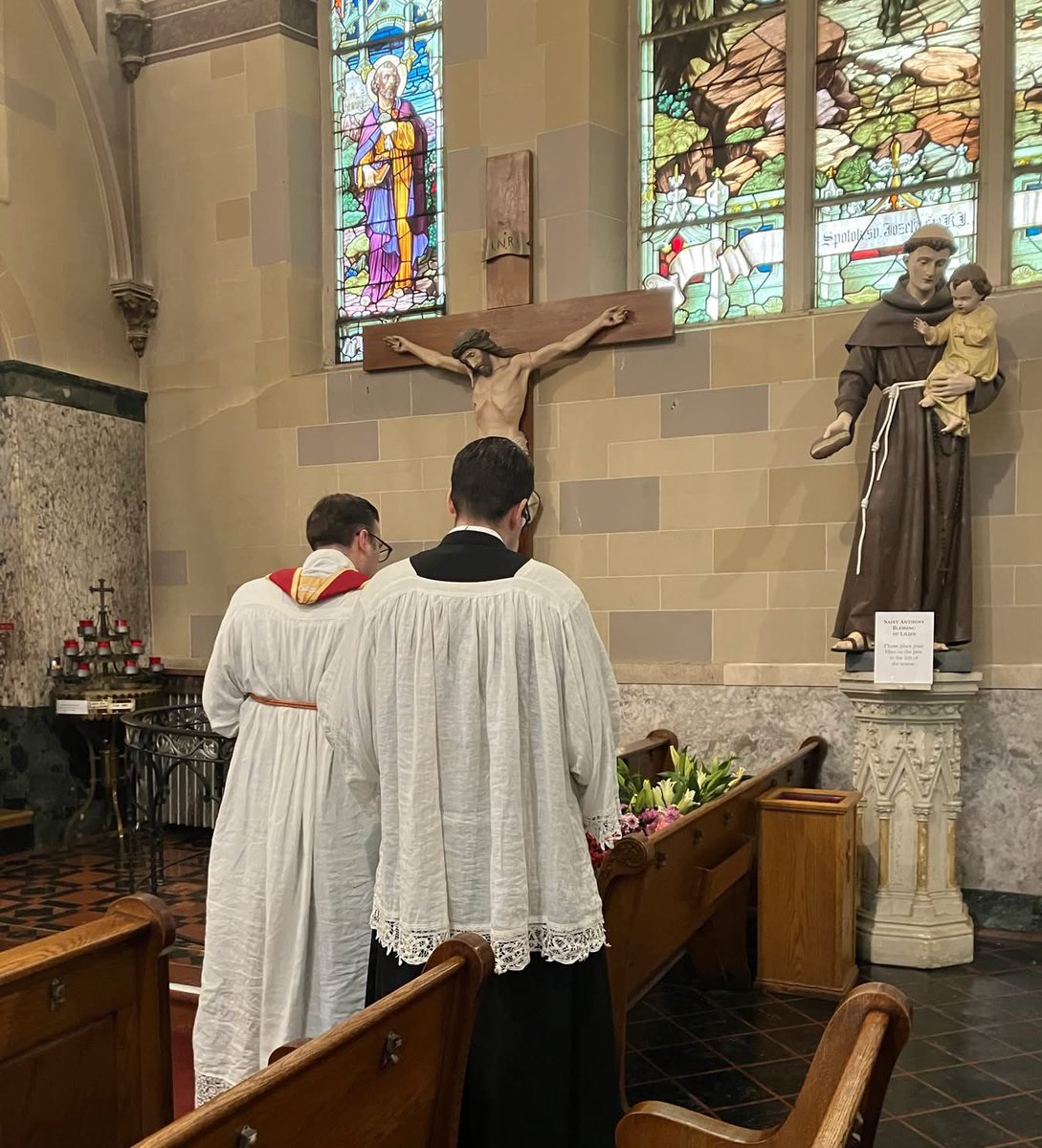 Blessing of lilies in honor of St. Anthony, whose feast we celebrated on June 13

Photo: Sts. Cyril and Methodius Oratory, #ICKSP in Bridgeport, CT 

#Tradition #Blessing