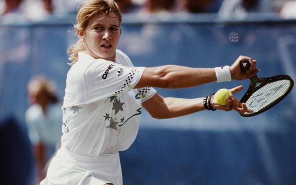 SomosDeportrece's tweet photo. 🎾✨ ¡Feliz cumpleaños a la reina del Golden Slam!
Hoy celebramos a Steffi Graf, leyenda del tenis mundial, ganadora de 22 Grand Slams y única en la historia en conquistar los cuatro grandes y el oro olímpico en un solo año (1988). 🥳🔥
#LeyendaDelTenis #GoldenSlam #Tenis https://t.co/Y3xIbVcYAX