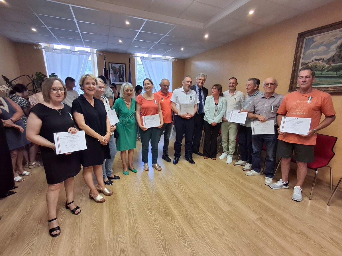 ✨ Remise des médailles d’honneur à Aigurande ✨

👏 Félicitations aux médaillés d’argent et d’or pour leur engagement exemplaire au sein de nos collectivités !

#ServicePublic #Médailles #EngagementLocal #Indre #Aigurande