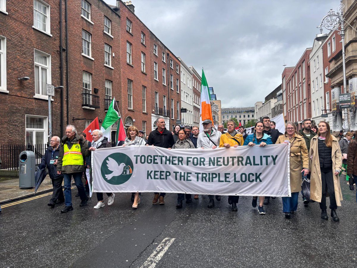 ✊🏼The fight to defend Ireland’s neutrality is on! Today we gathered in Dublin to send FF/FG a message -  we’re going to fight back against your move to dismantle the Triple Lock and our neutrality! 

If Micheál Martin and Simon Harris are so confident that their plan to demolish