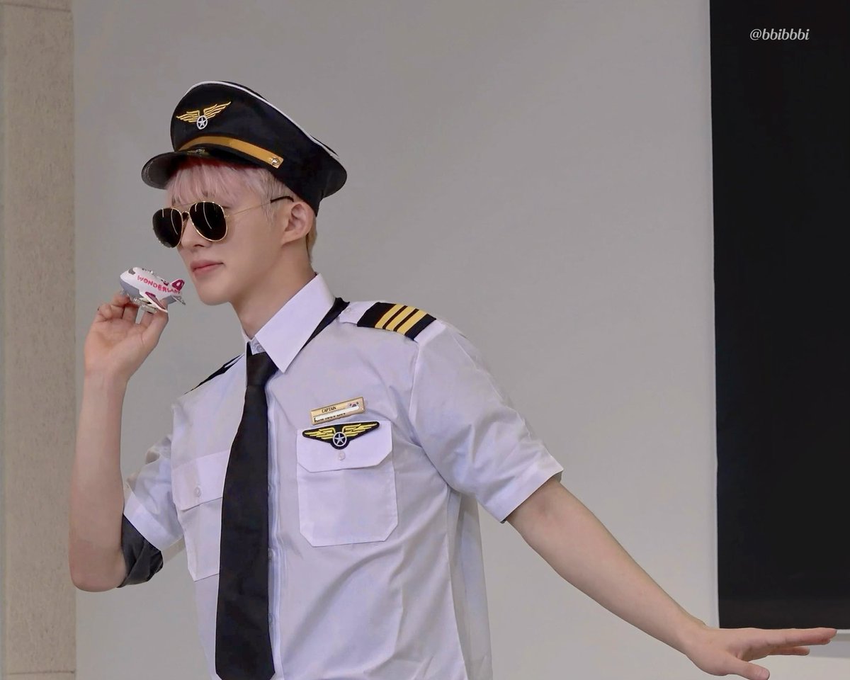 캡틴 제복만 입으면 너무 남성이 되어버리셔서
마음이 힘들어요

250613 애플뮤직 팬싸
#비아이 #김한빈 #BI