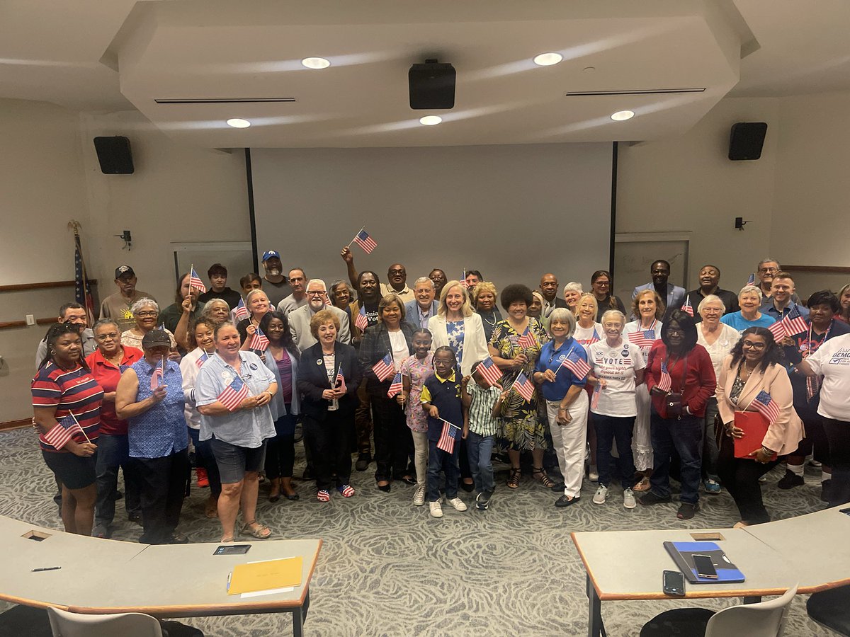 HawkDiesel1906's tweet photo. It was great to see Fired Up @vademocrats from Suffolk, Southampton County, Isle of Wight & Franklin standing with @SpanbergerForVA!!! Together we will move Virginia FORWARD!!!
#TeamSpanberger🔵⚪️ https://t.co/9z9133WpIh