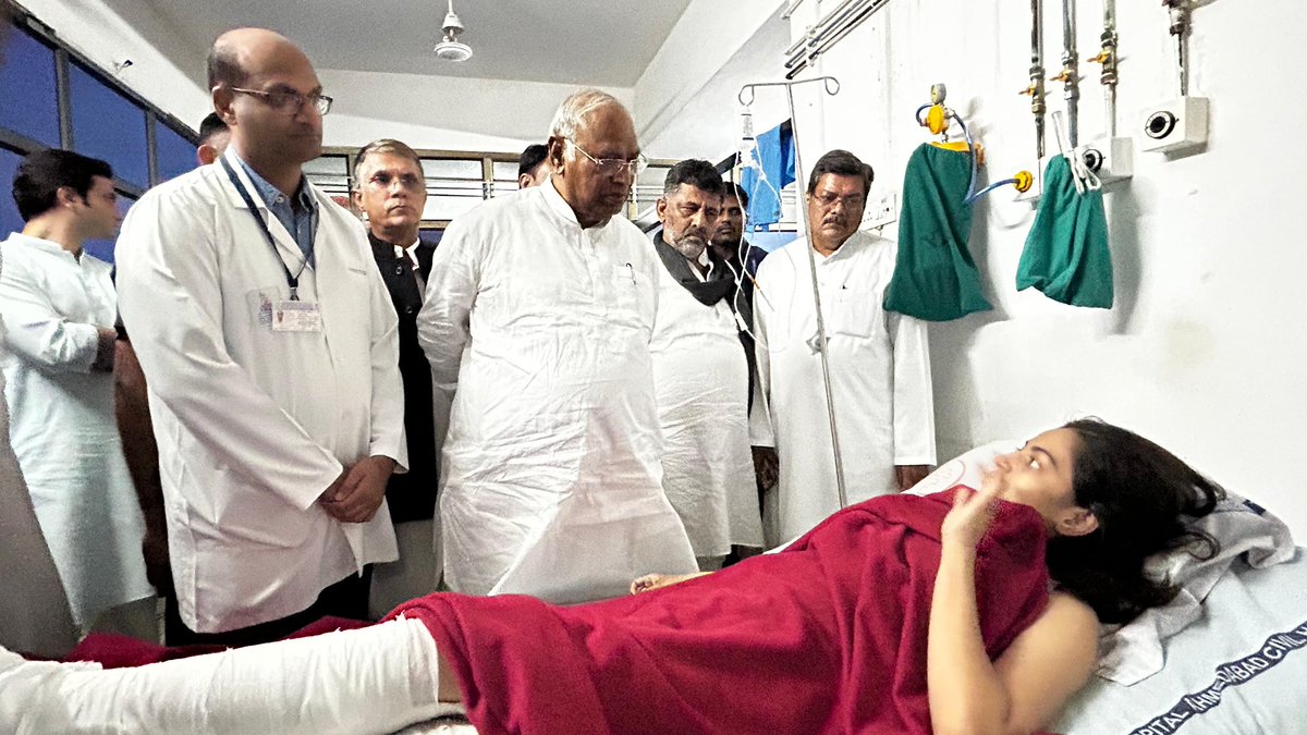 आज कांग्रेस अध्यक्ष श्री <a href="/kharge/">Mallikarjun Kharge</a> जी ने अहमदाबाद सिविल अस्पताल पहुंचकर भयावह विमान हादसे में घायल हुए लोगों से मुलाकात की, उनका हाल जाना।

कांग्रेस पार्टी हर पीड़ित परिवार के साथ मज़बूती से खड़ी है।