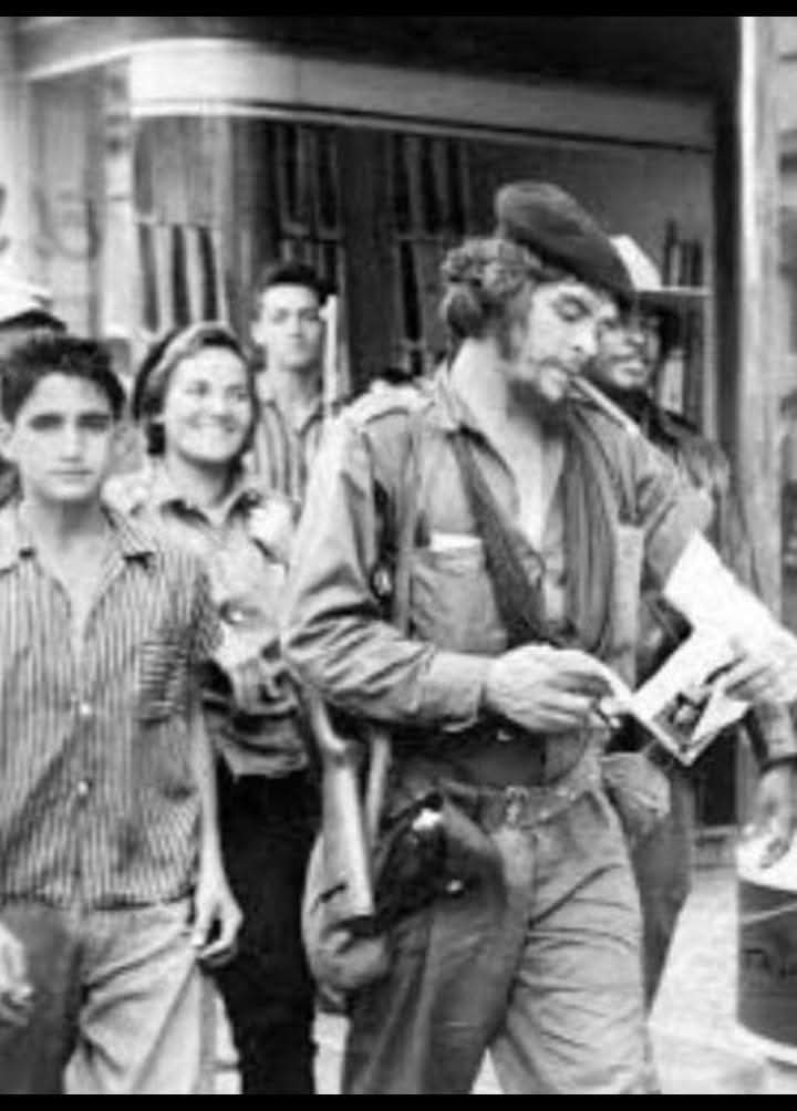 AriagnaPavonG's tweet image. 🇨🇺 «¿Por qué será que el Che tiene esta peligrosa costumbre de seguir naciendo?

Cuanto más lo insultan, lo manipulan, lo traicionan, más nace.

Él es el más nacedor de todos.

¡Queremos y necesitamos al Hombre Nuevo que sea #ComoElChe! 

#DeZurdaTeam_ #Mayabeque