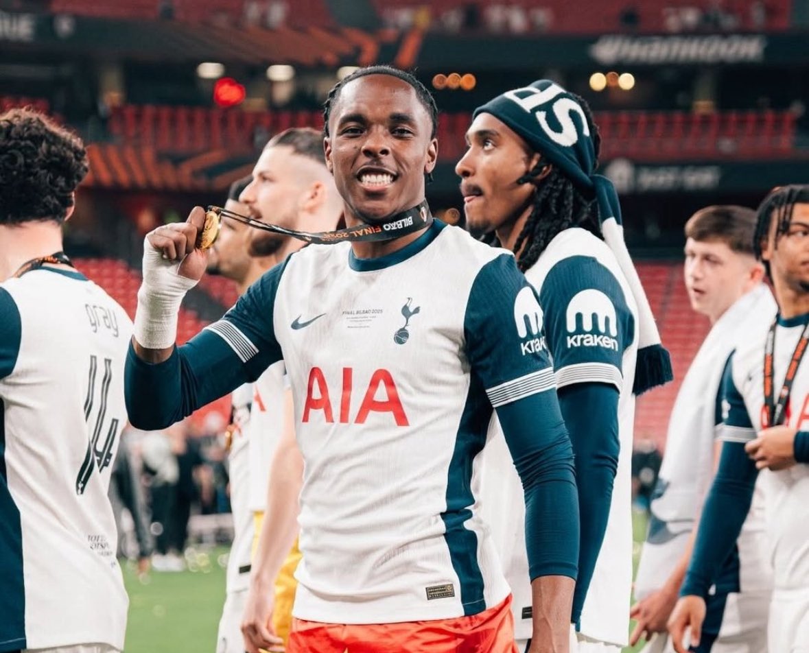 GhPope3's tweet image. 🚨⚪️ More on Mathys Tel. The player has also accepted Tottenham contract conditions to stay on permanent deal.

Club to club agreement almost done for €35m plus €10m loan fee and €5m add-ons.