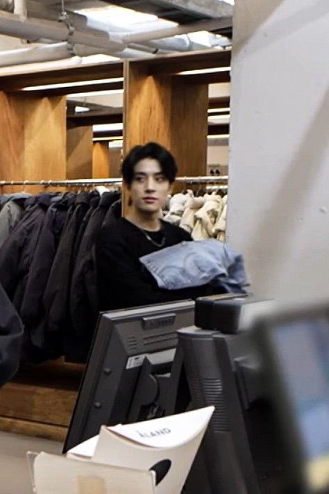 aidenhalf's tweet image. Awal nikah
: aku boleh beli ini?

Setelah waktu berlalu
: sssssshhhhttt diem, jangan cerewet! Siniin kartu kreditmu 🫴🏻
: semua kartu kreditku kamu yang pegang sejak sebelum kita nikah, kalo kamu lupa 😒
: oh iya juga, untung kita ga ada perjanjian pisah harta 🥰

@nicoargent1