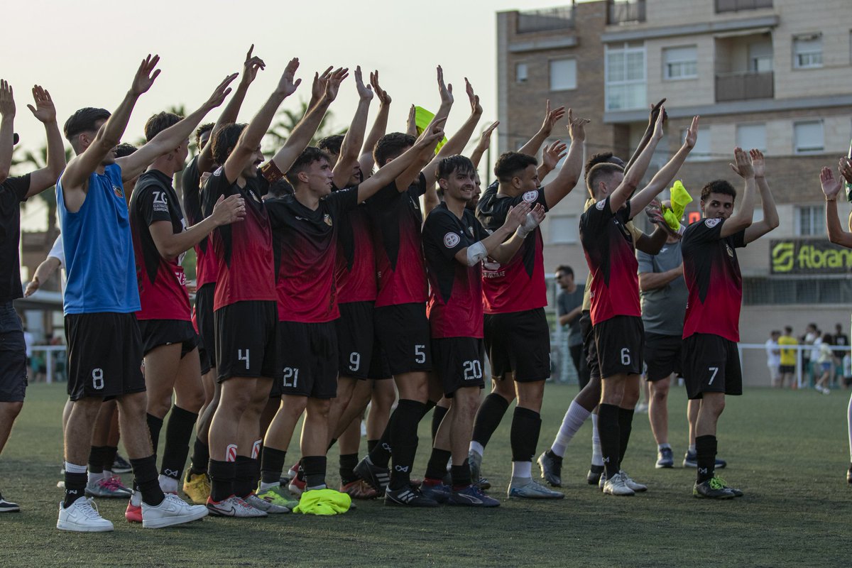 Mañana nos la jugamos. 

Después de una gran temporada donde nadie daba nada por nosotros, estamos a las puertas del ascenso. Un ascenso que además de ser ilusionante en lo deportivo, lo es todavía más para un club como el nuestro.