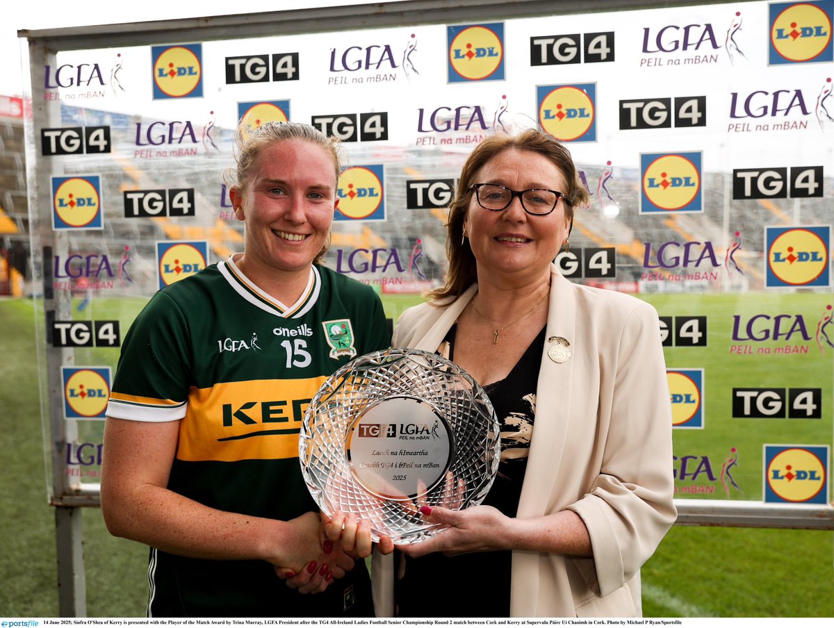 💫 Siofra O'Shea of Kerry is presented with the Player of the Match Award by Trina Murray, LGFA President, after the TG4 All-Ireland Ladies Football Senior Championship Round 2 match between Cork and Kerry at Supervalu Páirc Uí Chaoimh.

#ProperFan