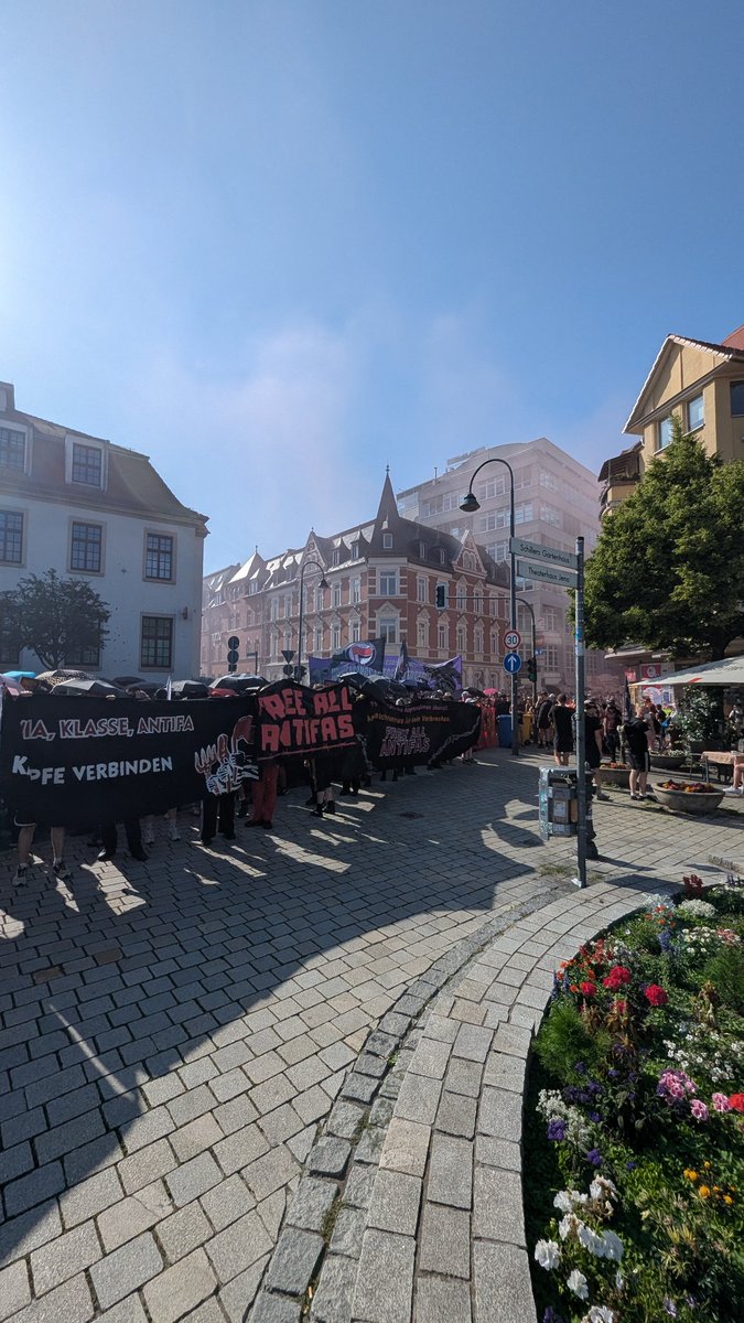 Unter Begleitung von Pyrotechnik inkl. Böllern geht es jetzt weiter #j1406