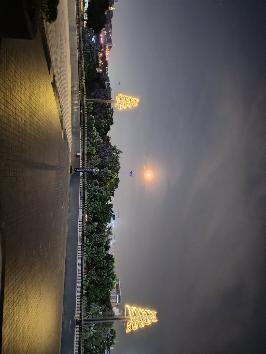 团圆里欢笑语盈
举杯共话岁月情
明月夜下相拥暖
爱意如辉映心庭