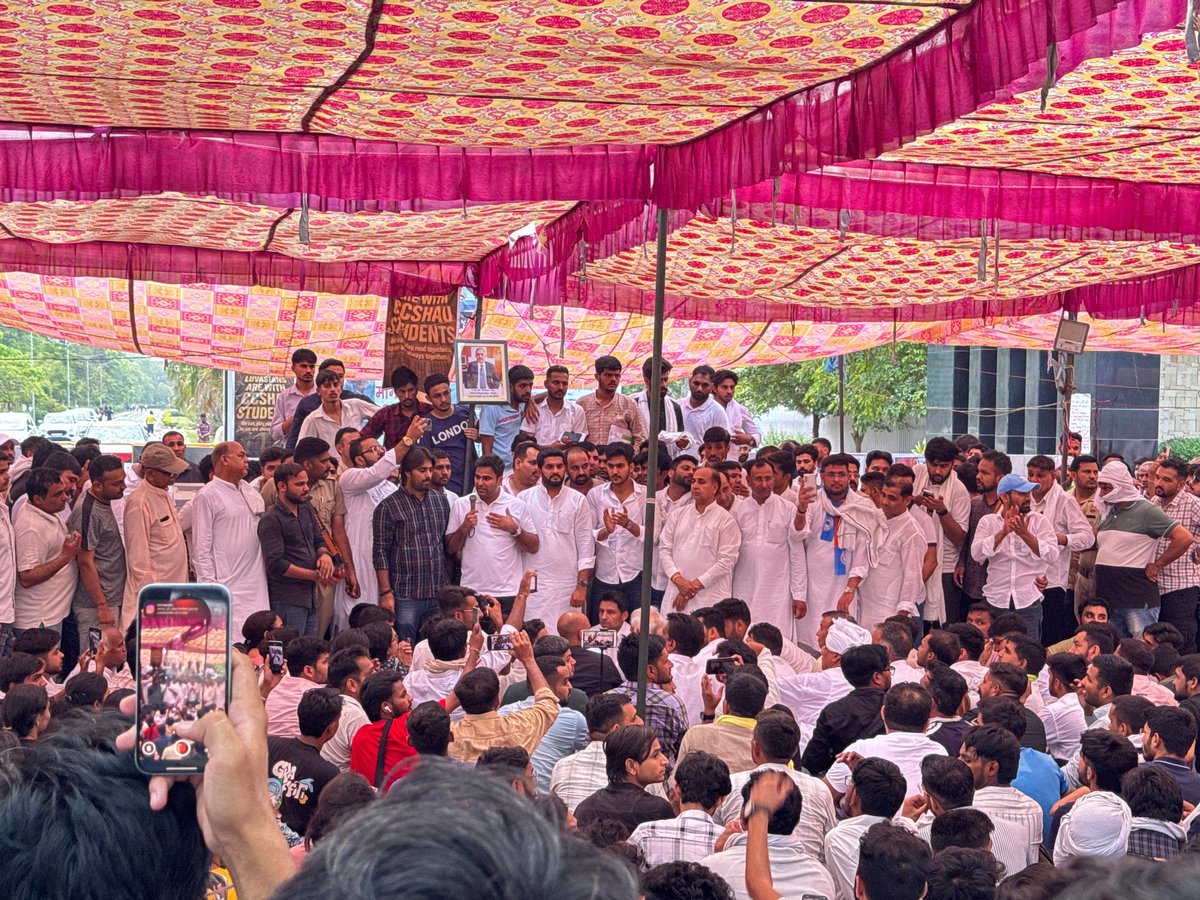 छात्रों पर बर्बर लाठीचार्ज ही BJP का असली चेहरा है।

आज हरियाणा कृषि विश्वविद्यालय, हिसार में छात्रवृत्ति में कटौती के ख़िलाफ़ शांतिपूर्ण प्रदर्शन कर रहे छात्रों पर हुई बर्बरता के विरोध में NSUI राष्ट्रीय अध्यक्ष श्री <a href="/varunchoudhary2/">Varun Choudhary</a> जी साथ में सांसद <a href="/DeependerSHooda/">Deepender Singh Hooda</a> जी, स्थानीय