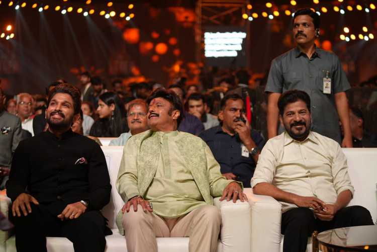 123telugu's tweet image. Photos : Star-Studded Moments from #TelanganaGaddarFilmAwards 

gallery.123telugu.com/content/slides…

#123telugu