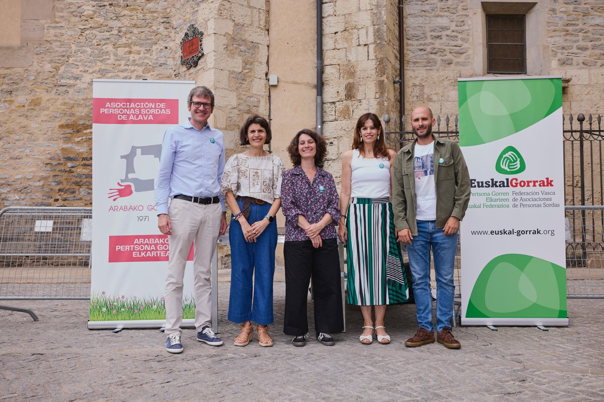 Arabako Foru Aldundia | Diputación Foral de Álava (@araba) on Twitter photo 👐 Las manos también hablan. Y construyen puentes.
Hoy en Gasteiz, <a href="/gorka__urtaran/">Gorka Urtaran Agirre</a>, diputado foral de Políticas Sociales, ha celebrado el #DíaDeLaLenguaDeSignos junto a Arabako Gorrak y Euskal Gorrak, reafirmando el compromiso de Álava con la igualdad de oportunidades y la 👐 Las manos también hablan. Y construyen puentes.
Hoy en Gasteiz, <a href="/gorka__urtaran/">Gorka Urtaran Agirre</a>, diputado foral de Políticas Sociales, ha celebrado el #DíaDeLaLenguaDeSignos junto a Arabako Gorrak y Euskal Gorrak, reafirmando el compromiso de Álava con la igualdad de oportunidades y la