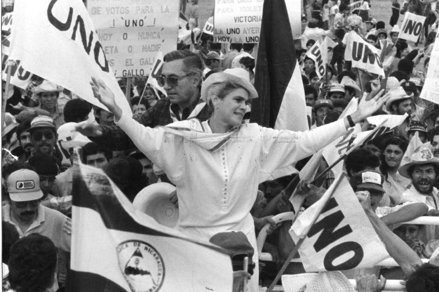 LAMENTAMOS PROFUNDAMENTE LA PARTIDA DE DOÑA VIOLETA B. DE CHAMORRO 🤍

Ha fallecido uno de los personajes más trascendentales de la historia reciente de Nicaragua. En su período se produjo la única primavera democrática, la conquista difícil de la paz y las libertades.