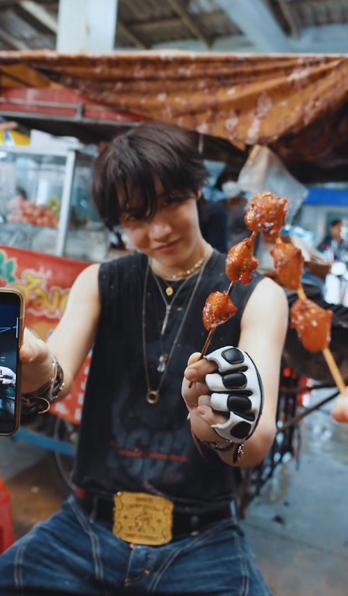 คนเกาหลีเผยแพร่วัฒนธรรมธรรมไทยมาก กินตูดไก่ปิ้ง กุจะบ้าละ ไอดอลเกาหลีคนอื่นเขากินไรวะ บังทันกินตุดไก่😭😭😭😭😭😭😭