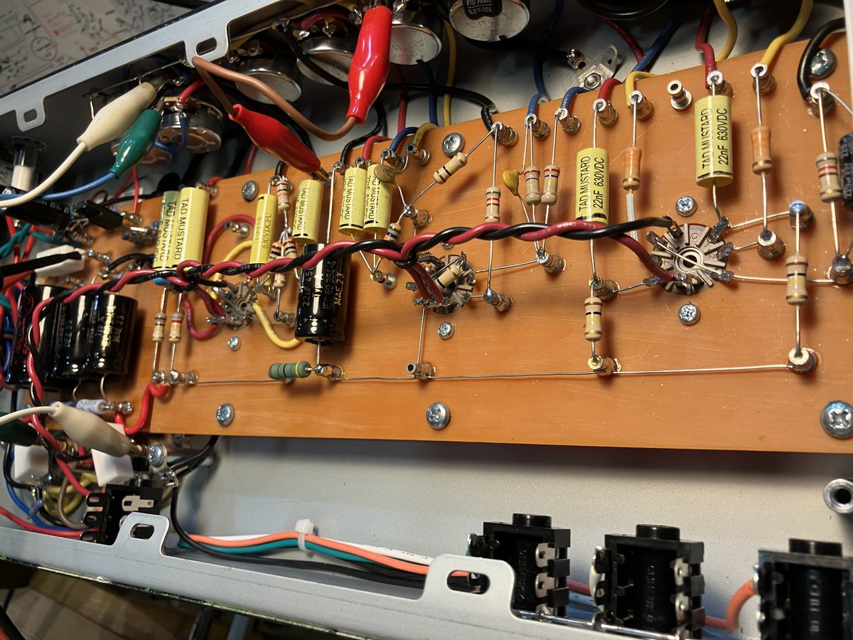 Origin20 HWモディファイ其の2

オーナーさんの意向で、JTM45の方向でいきたいとの事。
それではJTM45のカソードBias式でいきます！

マスタード・レプリカのコンデンサは色々ありますが、、、JTM45にはおっとり暖かいTADが良いかと思います。

ひとまず組み上げて、音出し確認しながら追い込みます！