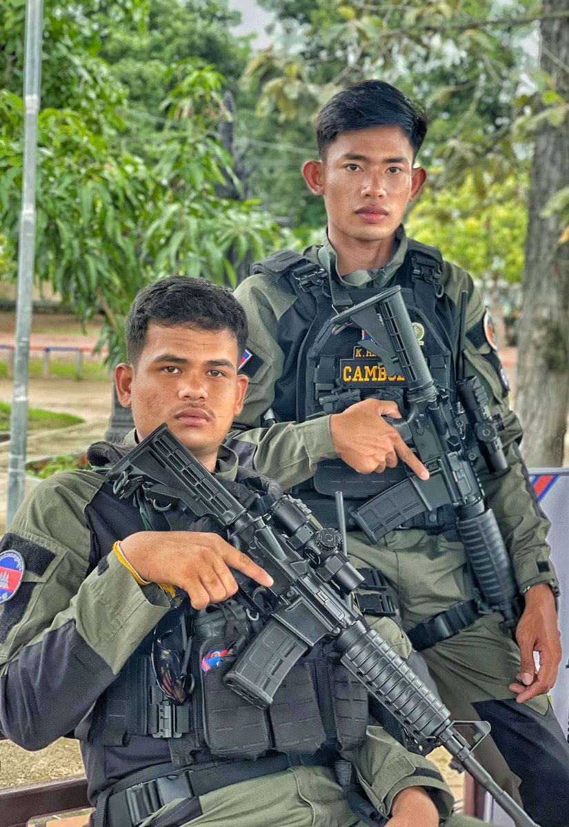 #Cambodia 🇰🇭

A picture showing 2 BHQ operatives armed with Norinco CQ-A carbines that are each equipped with a LPVO.

The operatives are equipped with plate carriers and new combat uniforms.

The top seems to be based on the AEM01 tactical hoodie (green summer edition).