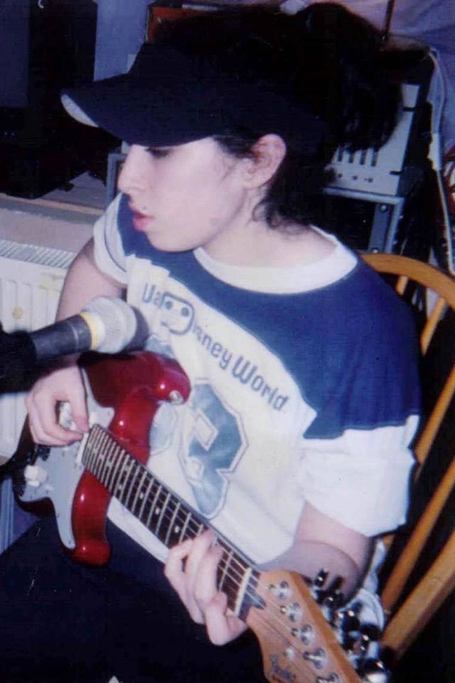 amywinehouse's tweet image. Where it all started. Just Amy and her Fender Stratocaster. 🍒🖤