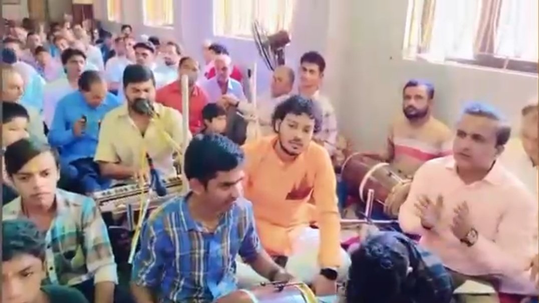 વેરાવળ ના ભાલકા મંદિરની બાજુમાં શ્રી રામ મંદિર માં છેલ્લા ઘણા વર્ષોથી અખંડ રામ ધૂન ચાલે છે જેમાં ઉપસ્થિત રહી ભક્તજનો સાથે કીર્તન કરવાનો અવસર પ્રાપ્ત થયો....