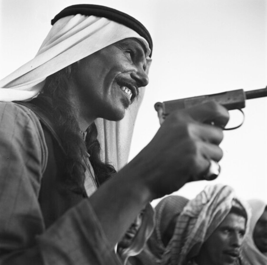Aziz_ghunaim7's tweet image. صور لرجل
التقطت الصور في المنطقة الشرقية بين عامي ١٩٤٦ - ١٩٥٤م بواسطة ايلو باتيجيلي
المصدر : متحف بيت ريفرز ، جامعة اكسفورد