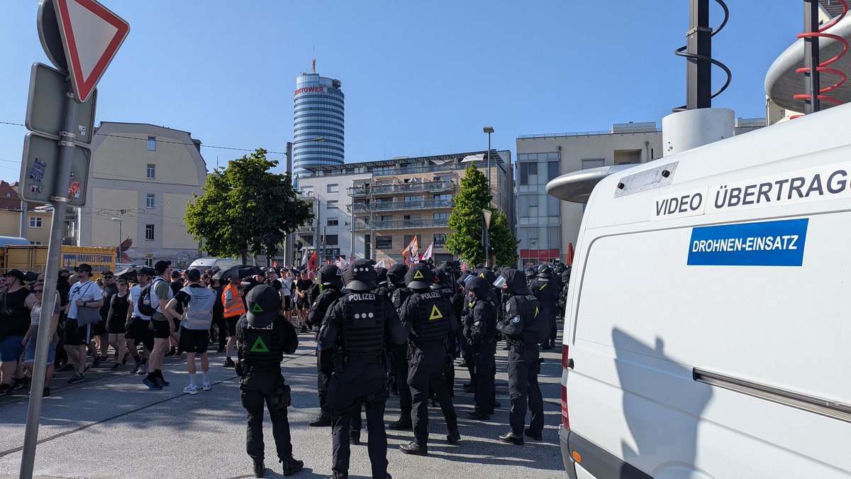 Polizei filmt am Busbahnhof Paradies den gesamten Demozug mit mehreren Kameras ab. #j1406