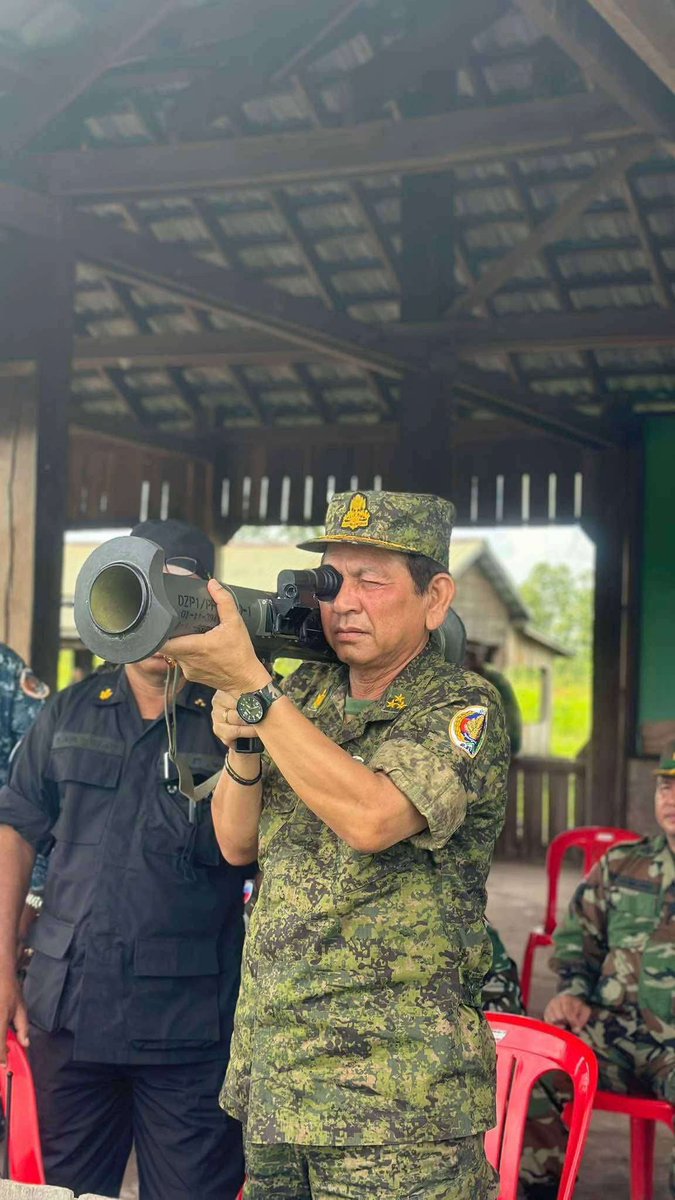 #Cambodia 🇰🇭

A BHQ general looking through the scope of a DZP-1 / PF-89 anti-tank rocket launcher.

The rocket has entered Cambodian service since 2011.

The general seems to be wearing a uniform that is using a copy of the Filipino PHILARPAT pattern.