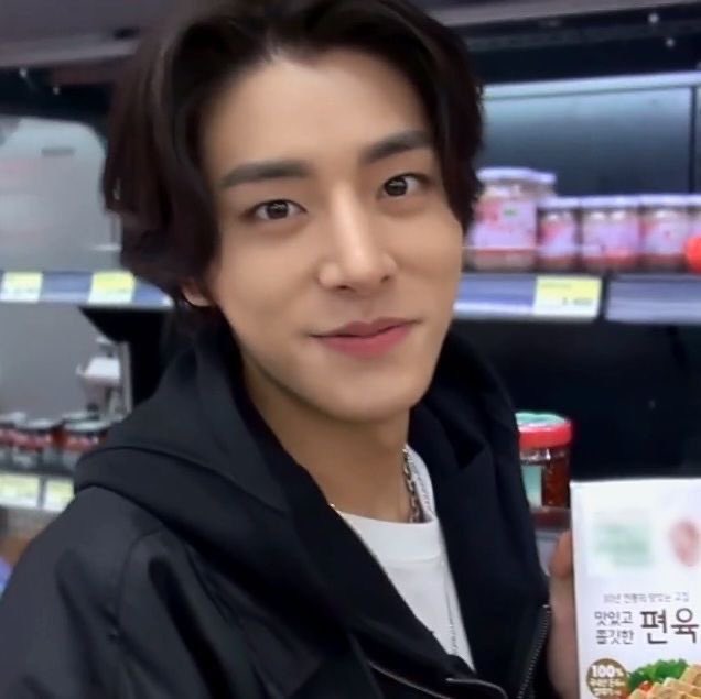 aidenhalf's tweet image. Setiap istri saya sidak ke kantor, karyawan saya bilang, “Pak, istri bapak glowing banget deh.”

Saya jawab, “Ya iyalah, lu ga liat gue sampe bengek begini ngebayarin skincare nya?” 😒