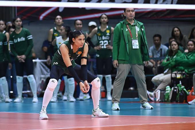 ReymilSalacc's tweet photo. Can’t stop thinking about him. Hindi masyadong nagpapahiram ng players ang DLSU before.

Angel wants this NT stint bigtime. I’m sure Coach-tatay is so proud of Angel. 🏹

Kahit assistant coach lang, sana mapagbigyan yung Canino-de Jesus sa national team. 🙌🏻👏🏻 https://t.co/TRehFFXgPS