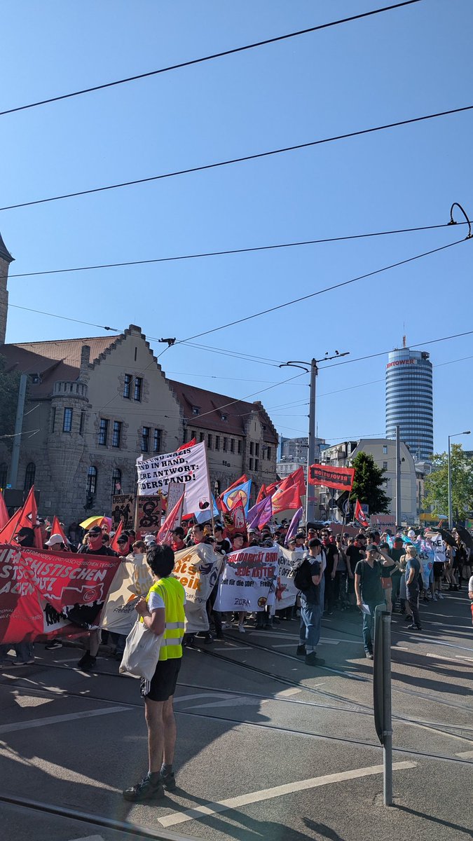 Die Masse bewegt sich jetzt in den Paradiespark. Dort findet die Abschlusskundgebung statt. Insgesamt nehmen an der Demo gut 5000-7000 Personen teil. #j1406