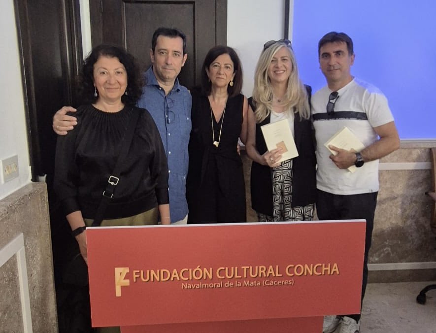 Lleno absoluto en la <a href="/FundacionConcha/">Fundación Concha</a> para escuchar a las hermanas Pilar y María Luisa Montero Curiel hablar de su libro ‘Obra poética. Manuel Gómez Sánchez’, de la colección Rescate <a href="/cultura_EXT/">Cultura, Turismo, Jóvenes y Deportes</a> <a href="/ayto_navalmoral/">Ayto Navalmoral</a>