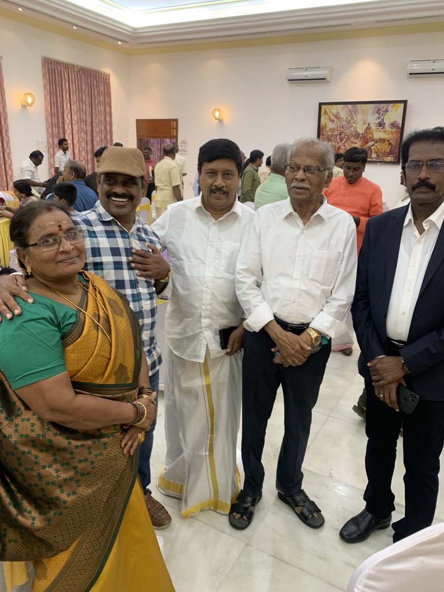 rasiazhagappan's tweet image. இன்று ராஜ்பவனில்
தமிழக ஆளுமைகளுடன் கவர்னர் என்ற பாரதி நிகழ்வில் விருது பெற்ற தருணம்
#ராசி_அழகப்பன் #tamil #filmdirector