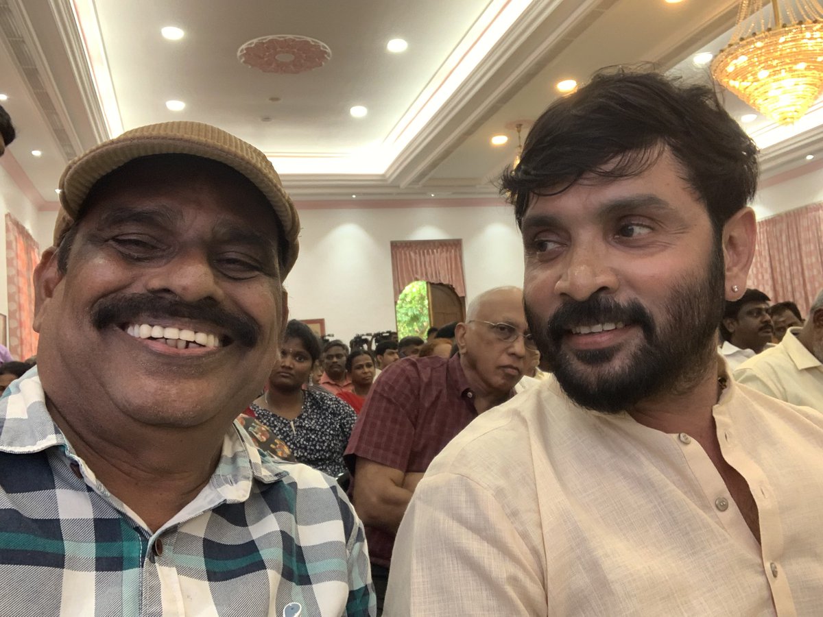rasiazhagappan's tweet image. இன்று ராஜ்பவனில்
தமிழக ஆளுமைகளுடன் கவர்னர் என்ற பாரதி நிகழ்வில் விருது பெற்ற தருணம்
#ராசி_அழகப்பன் #tamil #filmdirector